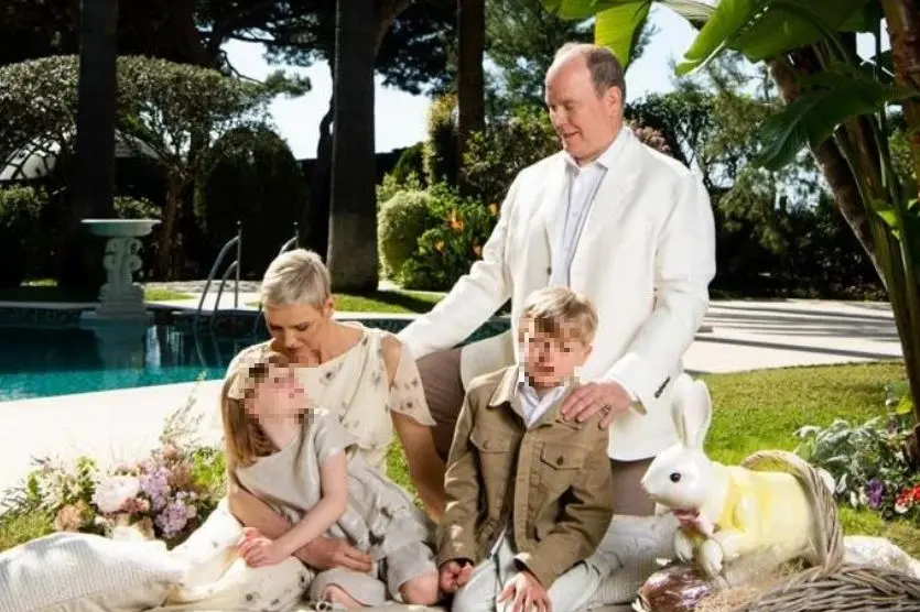 Charlene, il principe Alberto e i figli (foto Instagram)