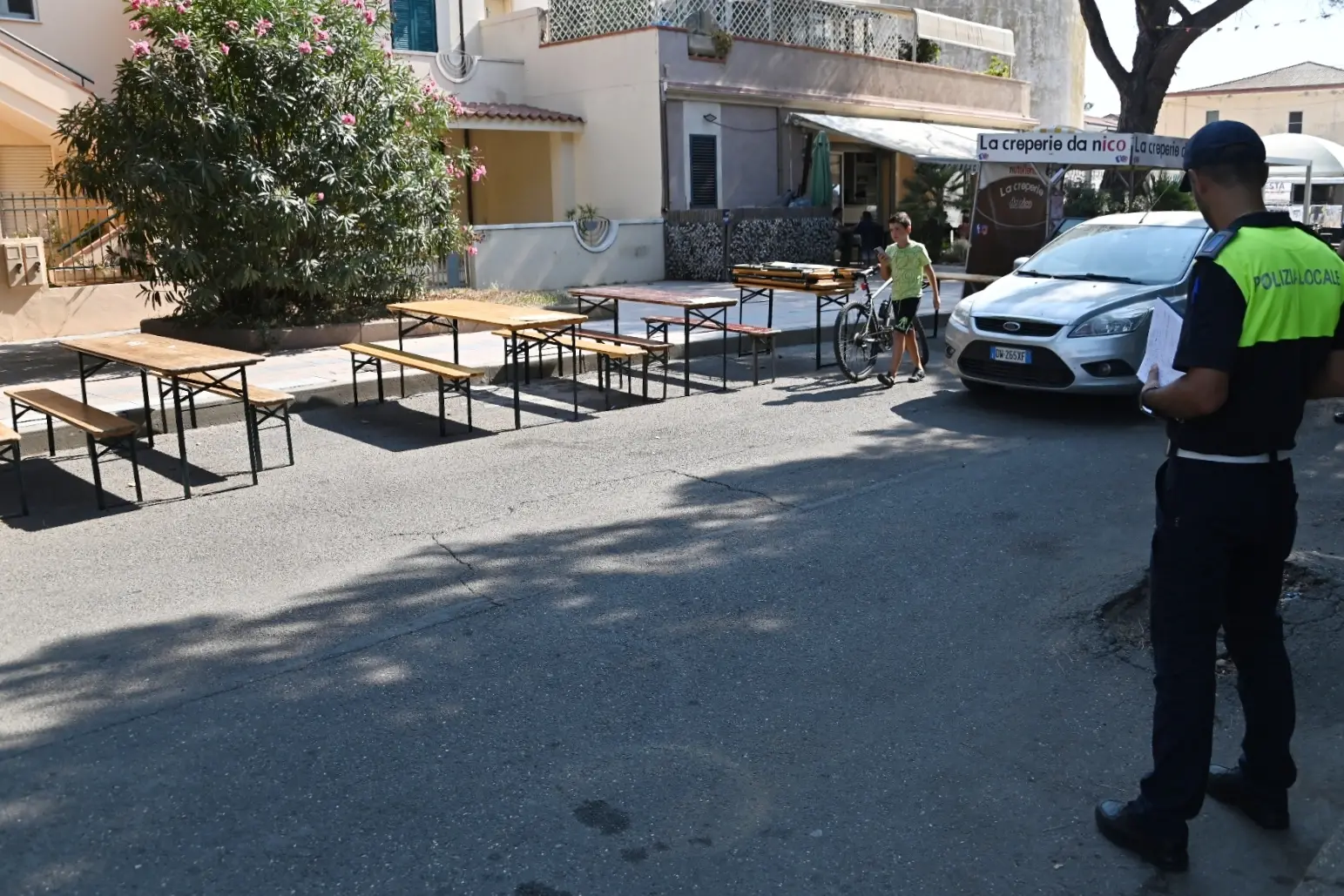 Tavolini senza autorizzazione sul lungomare (foto Alessandra Chergia)