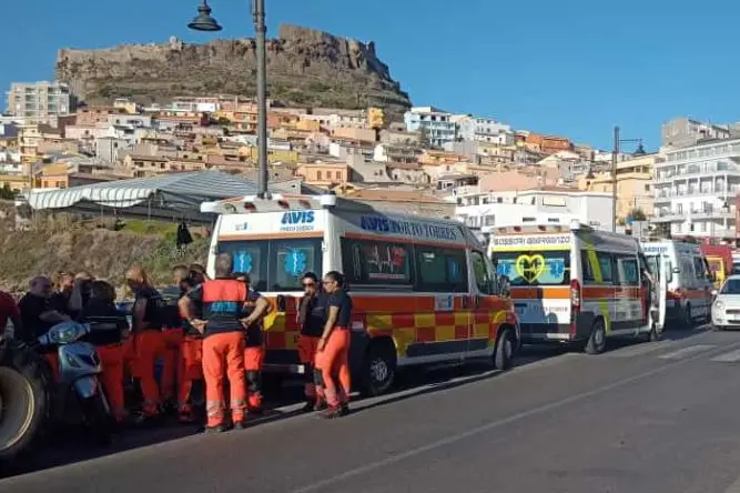 Le ambulanze a Castelsardo (foto Pala)