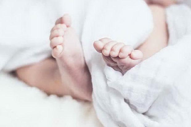 Neonata in coma è positiva agli stupefacenti: indagata la madre