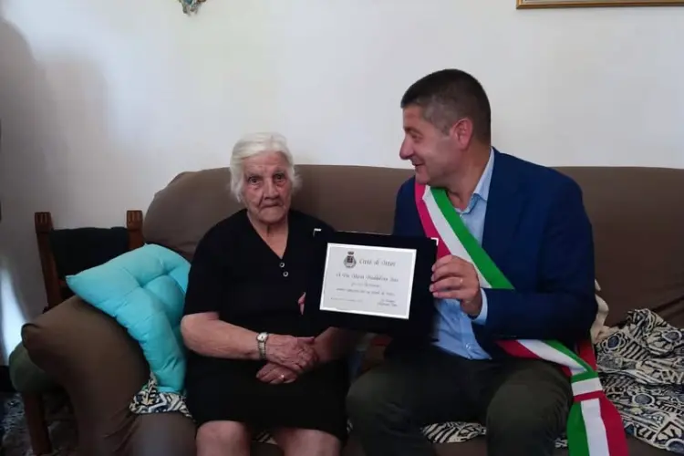 Il sindaco di Ittiri festeggia la centenaria Maria Maddalena (foto concessa)