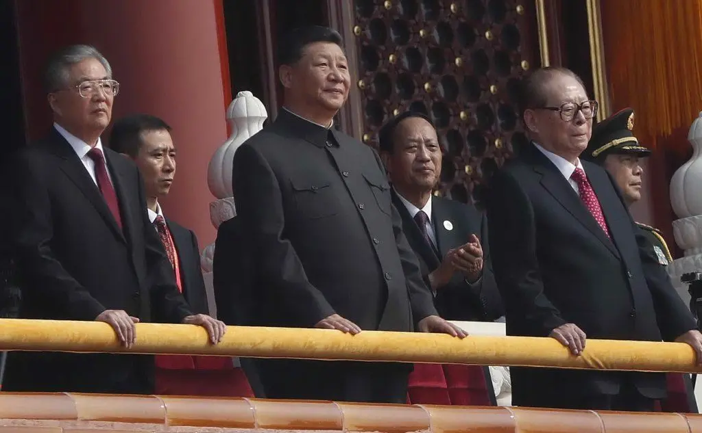 Il presidente Xi, al centro, vestito come Mao