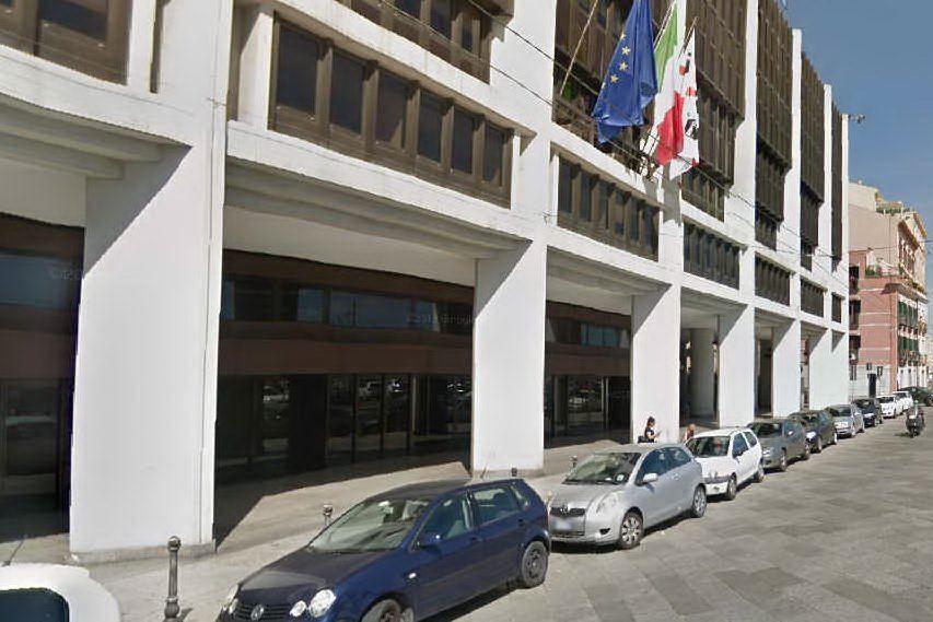 Cagliari, coltellate e botte tra due uomini: ferito anche un agente