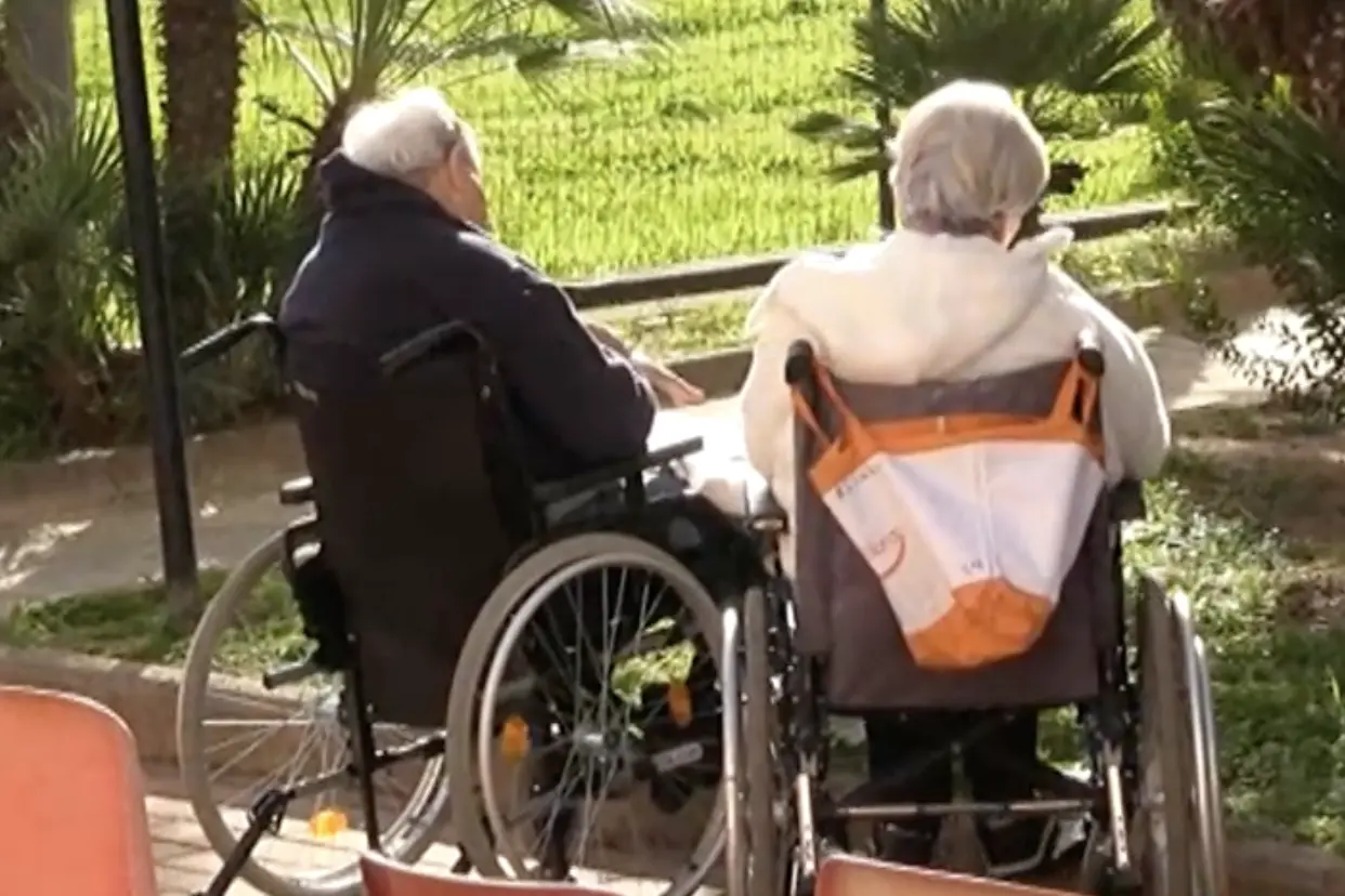 Due anziani ospiti della casa di riposo
