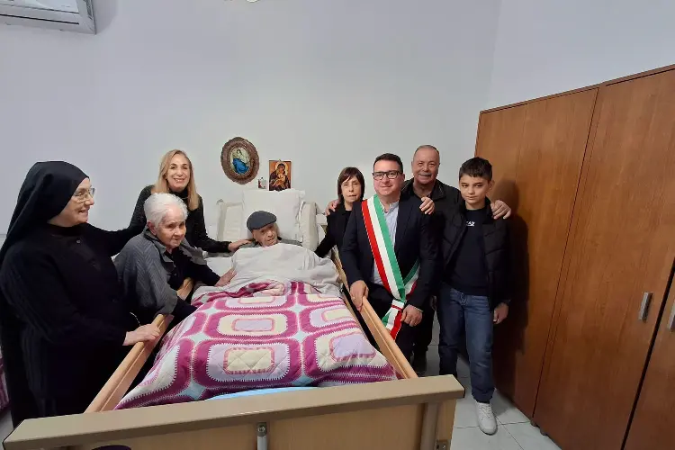 Il sindaco festeggia il nuovo centenario di Ittiri (foto concessa)