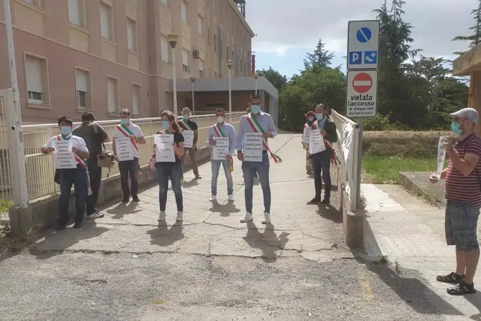 Sindaci e comitato davanti all'ospedale (foto Gioia)