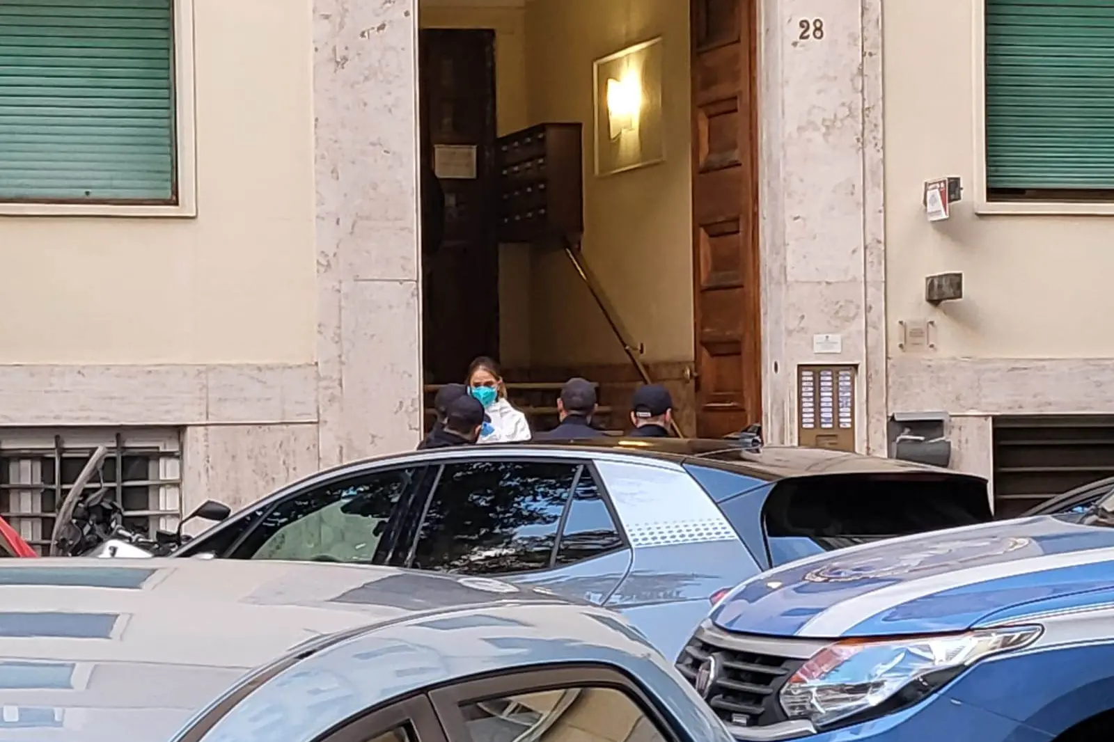 Il palazzo in cui due donne sono state uccise a Roma (foto Barraco)