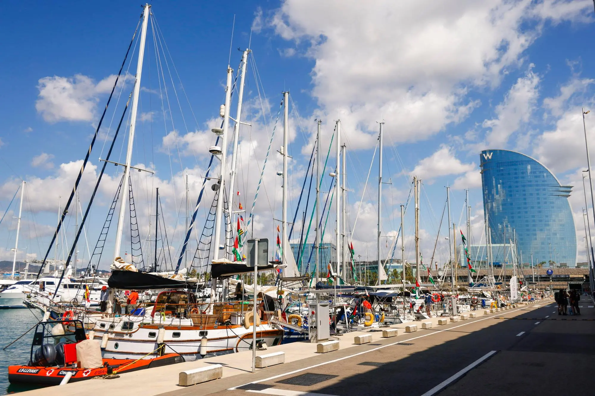 Le barche nel porto di Barcellona (Ansa)