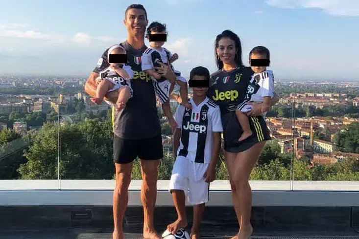 Cristiano Ronaldo con la compagna e i figli