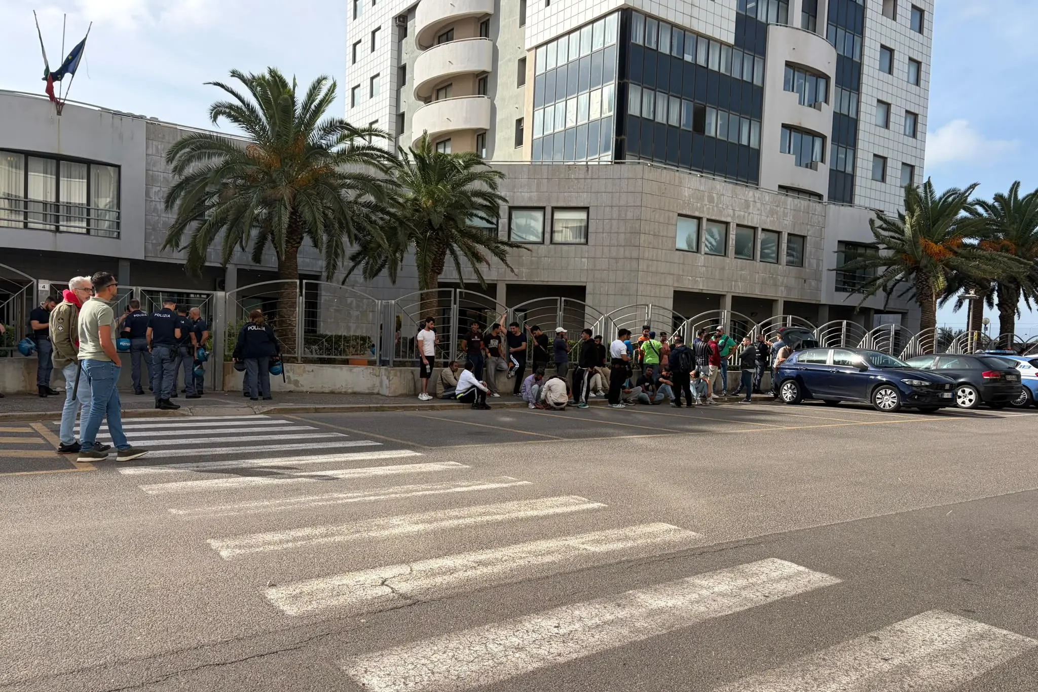 Niente soldi né acqua nel centro d'accoglienza: i migranti protestano in Prefettura a Oristano