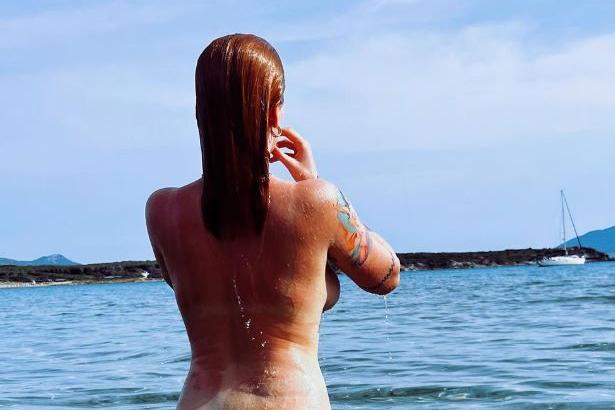 Ireland Baldwin: bagno senza costume in Sardegna (da Instagram)
