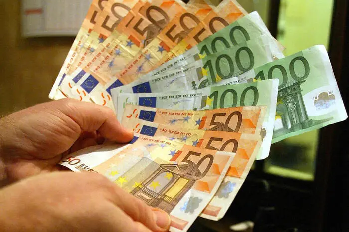 Un uomo tiene in mano alcune banconote di Euro, in una immagine di archivio. Il prodotto interno lordo dell'Italia nel secondo trimestre del 2010 e' aumentato dello 0,4% rispetto al trimestre precedente e dell'1,1% rispetto allo stesso periodo del 2009. Lo comunica l'Istat nella stima preliminare. ANSA/ETTORE FERRARI/DRN
