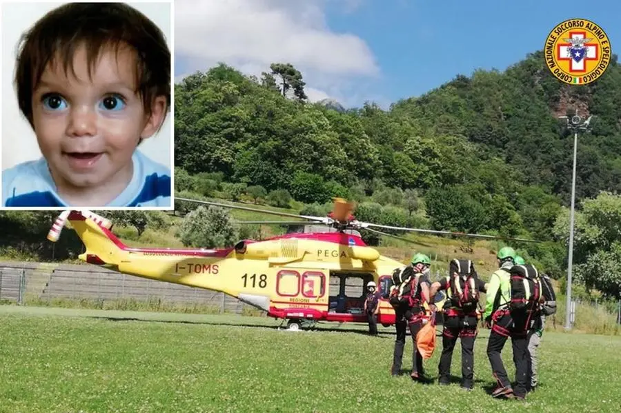 Le ricerche e, nel riquadro, il bimbo scomparso (foto Soccorso alpino speleologico Toscano)