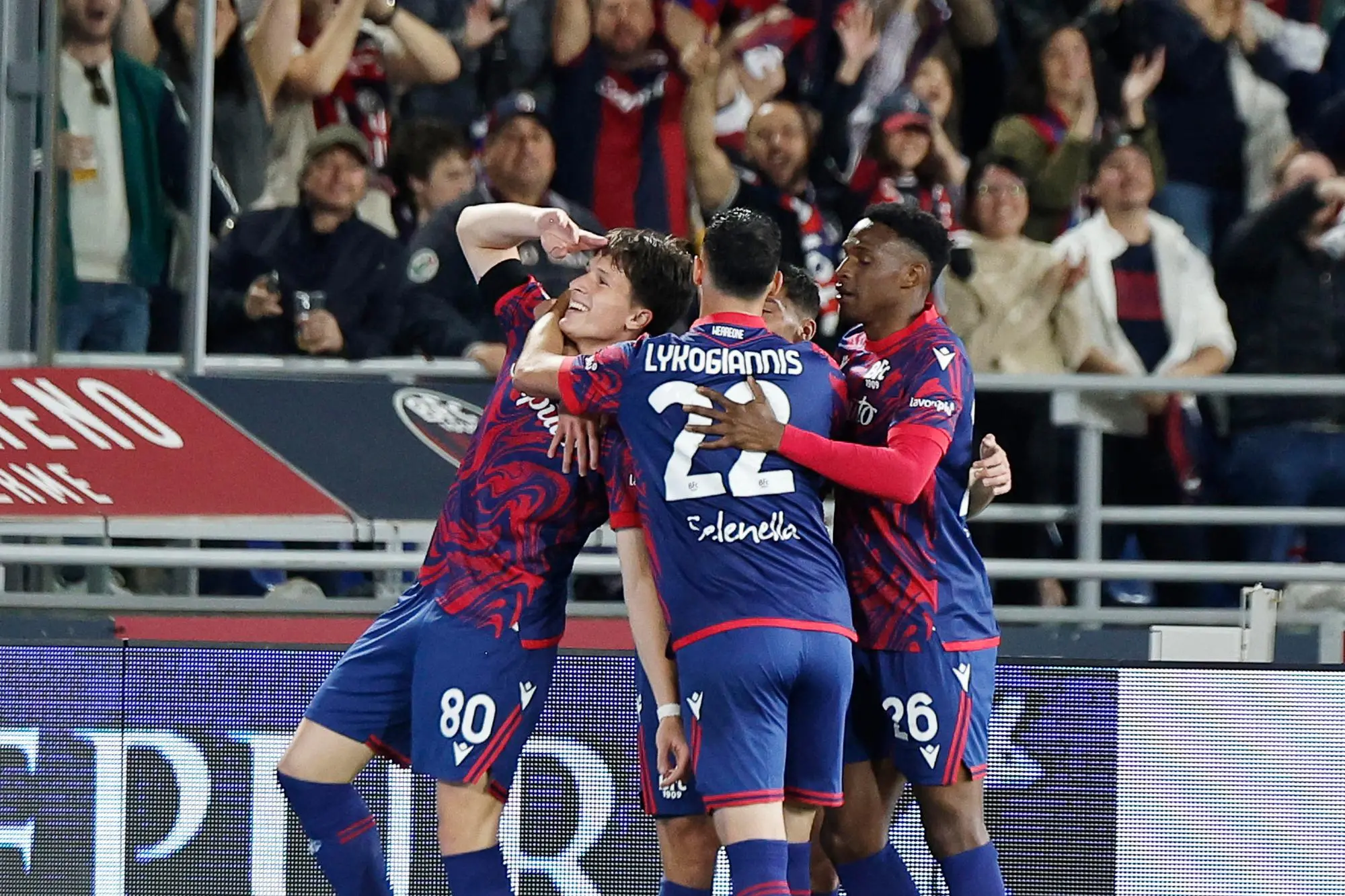Giovanni Fabbian esulta per il gol che ha deciso Bologna-Milan del girone d'andata di Serie A (foto Ansa)