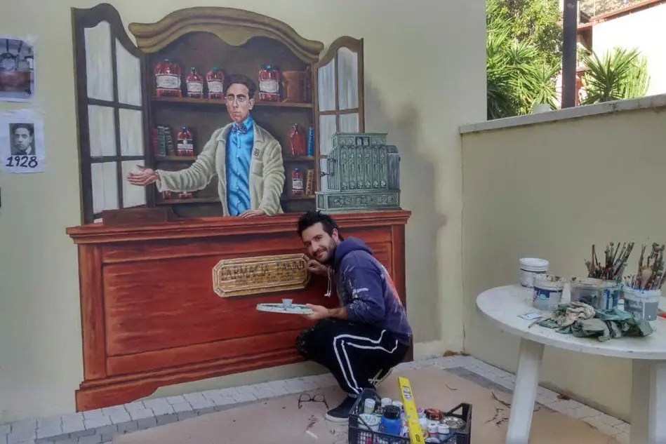Andrea Meloni e il murale dedicato al farmacista Nino Fanni
