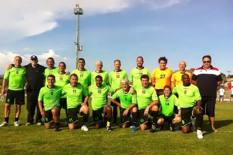 La formazione con le ex stelle del Cagliari nel Martira Day 2015
