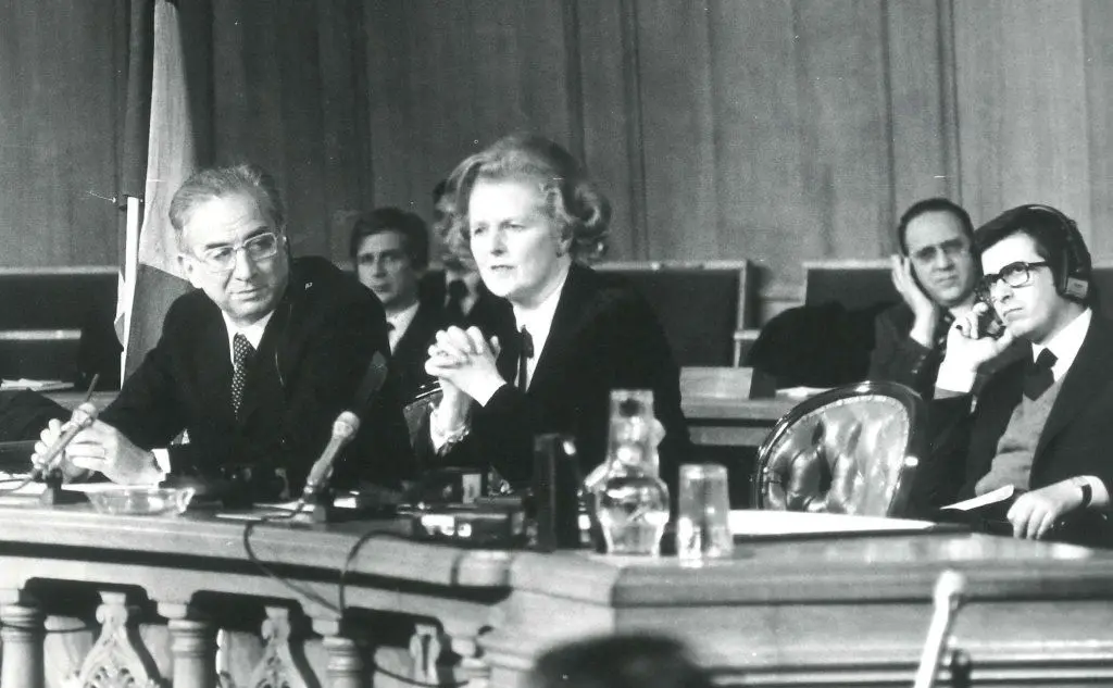 Luigi Zanda, a destra, assiste alla conferenza stampa dei Primi ministri Francesco Cossiga e Margaret Thatcher a Londra, nel 1980