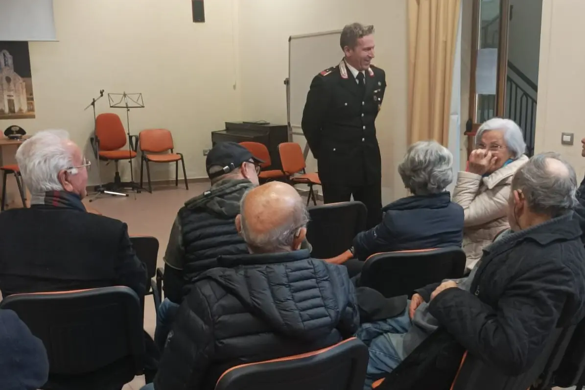 Un incontro con gli anziani (Foto: Carabinieri)