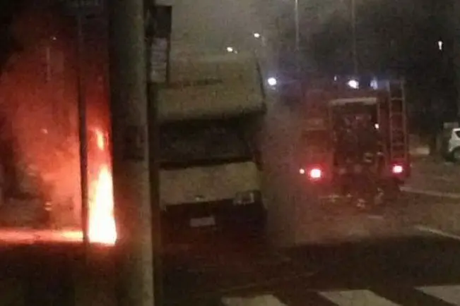 Il camion in fiamme in via Crespellani