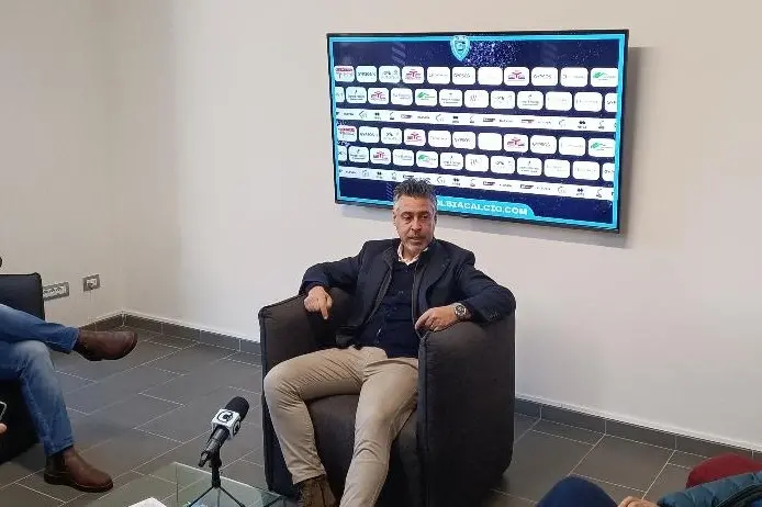 Tomaso Tatti durante una conferenza stampa dell'Olbia Calcio (foto Ilenia Giagnoni)