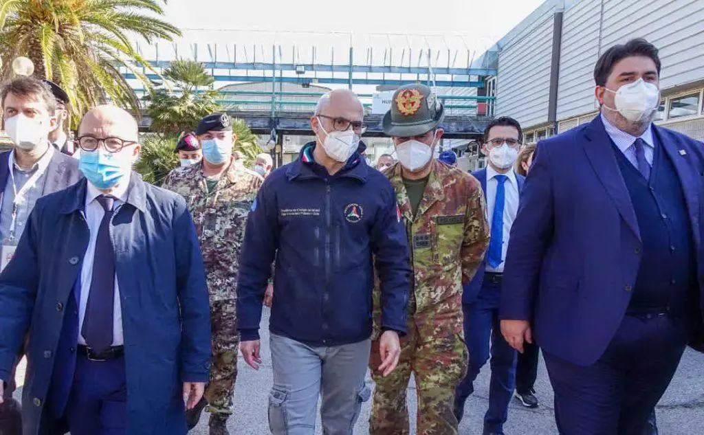Ha fatto un sopralluogo negli hub in Fiera a Cagliari