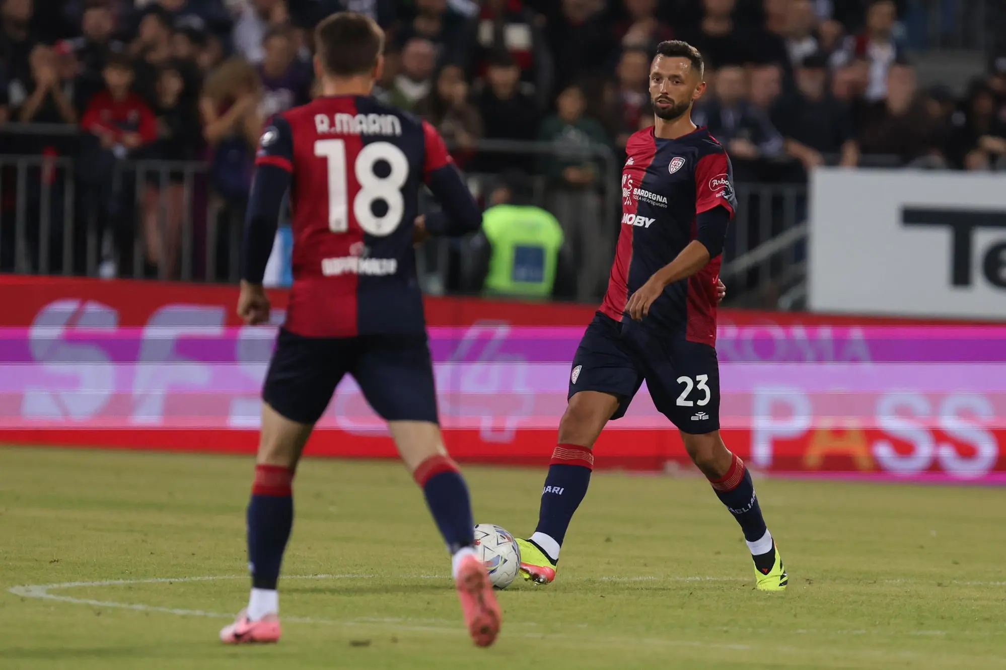 Mateusz Wieteska in Cagliari-Milan (foto Fabio Murru)