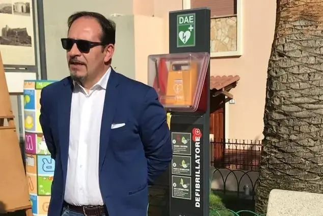 Il sindaco Luca Dess&igrave; nel giorno della sistemazione del defibrillatore un anno fa (Andrea Serreli)