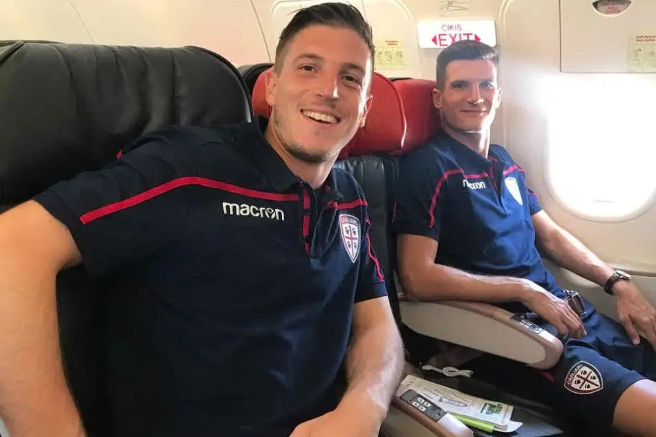 I rossoblù in Turchia: sorrisi e buonumore in aereo (foto Cagliari Calcio)