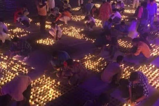India, la cerimonia con 600mila candele accese è da Guinness