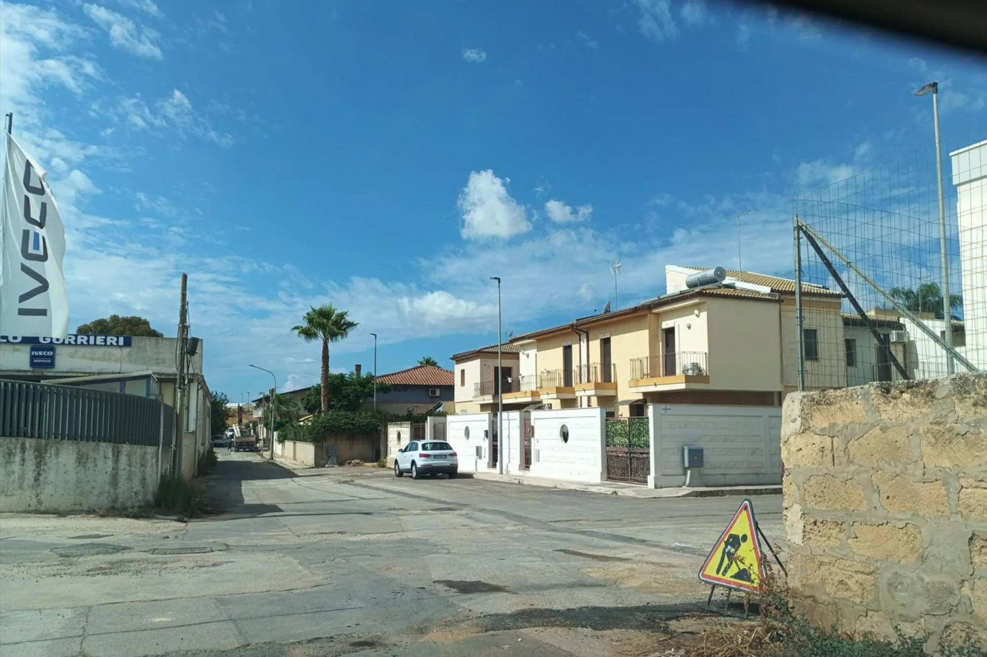 Il luogo nel rione Forcone di Vittoria dove è avvenuto il sequestro del giovane (foto Ansa)
