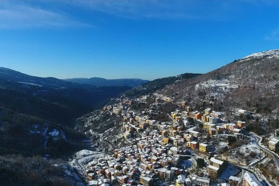 Il piccolo borgo di Desulo immortalato dal drone di Alberto Zilaghe