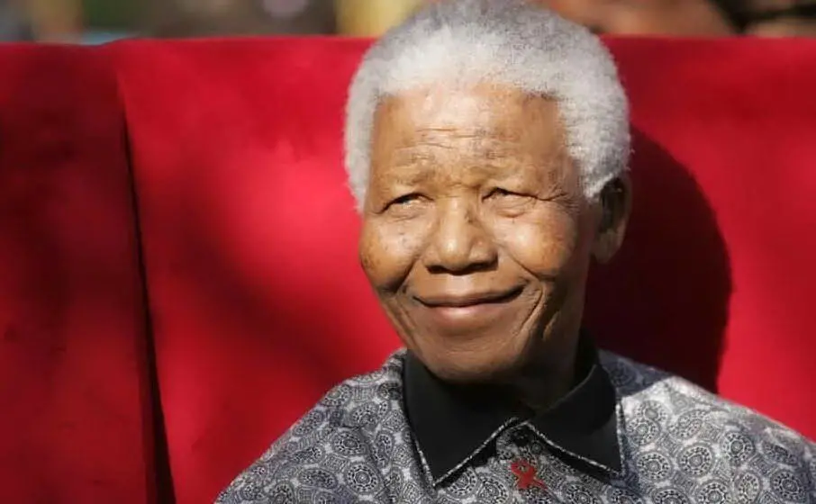 Mandela vince il Premio Nobel per la Pace nel 1993 e un anno dopo diventa capo di Stato del Sudafrica (archivio L'Unione Sarda)