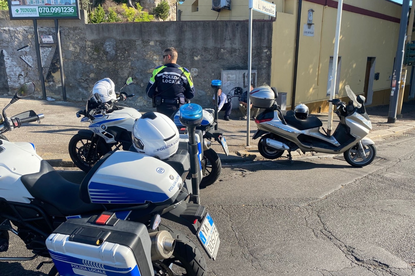 Cagliari: senza patente e assicurazione, brucia l’alt dei vigili e poi cade con la moto