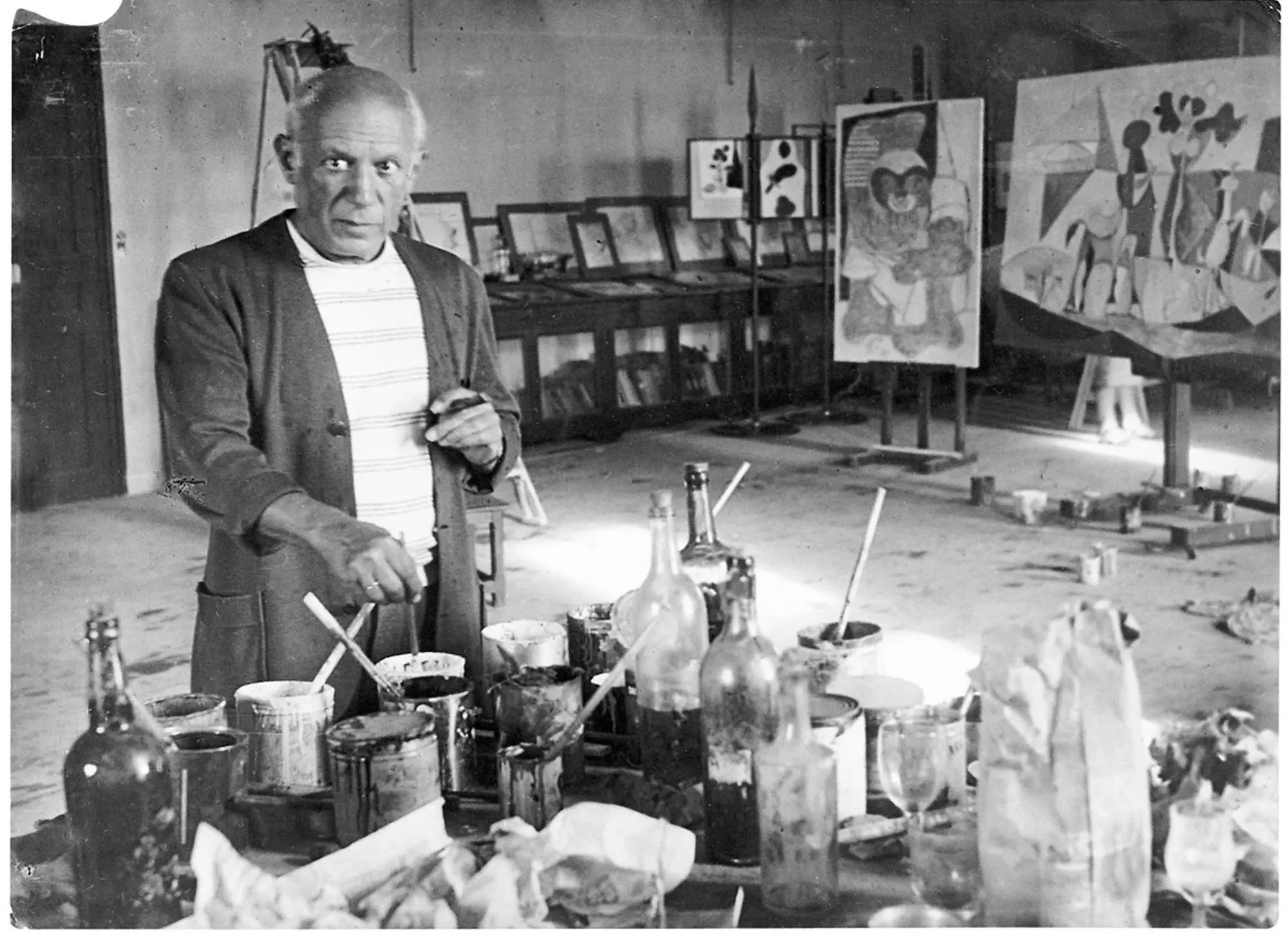 Pablo Picasso nel suo studio ad Antibes nel 1946