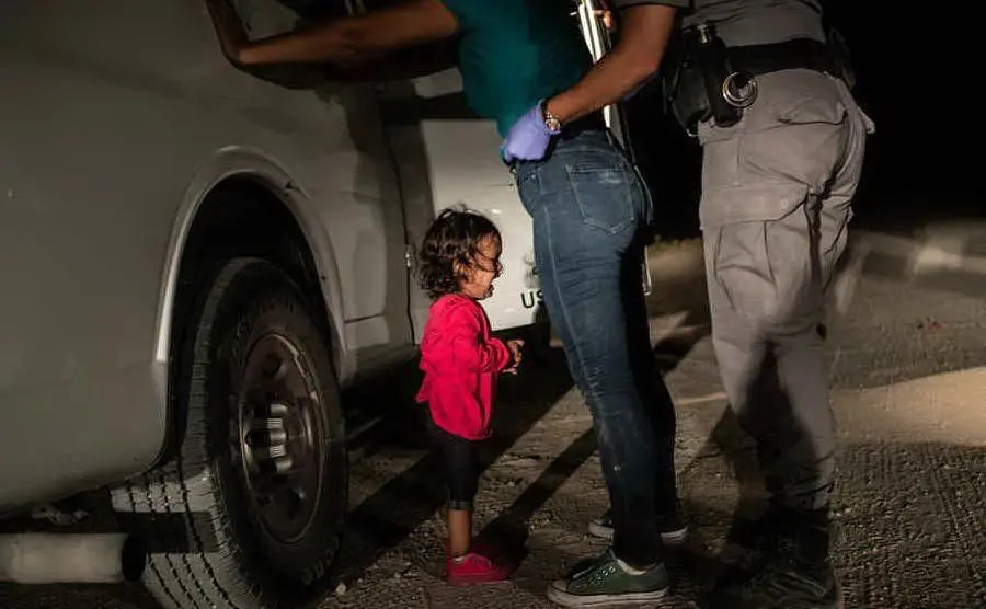 &quot;Crying Girl on the Border&quot;, la foto di John Moore (Ansa)