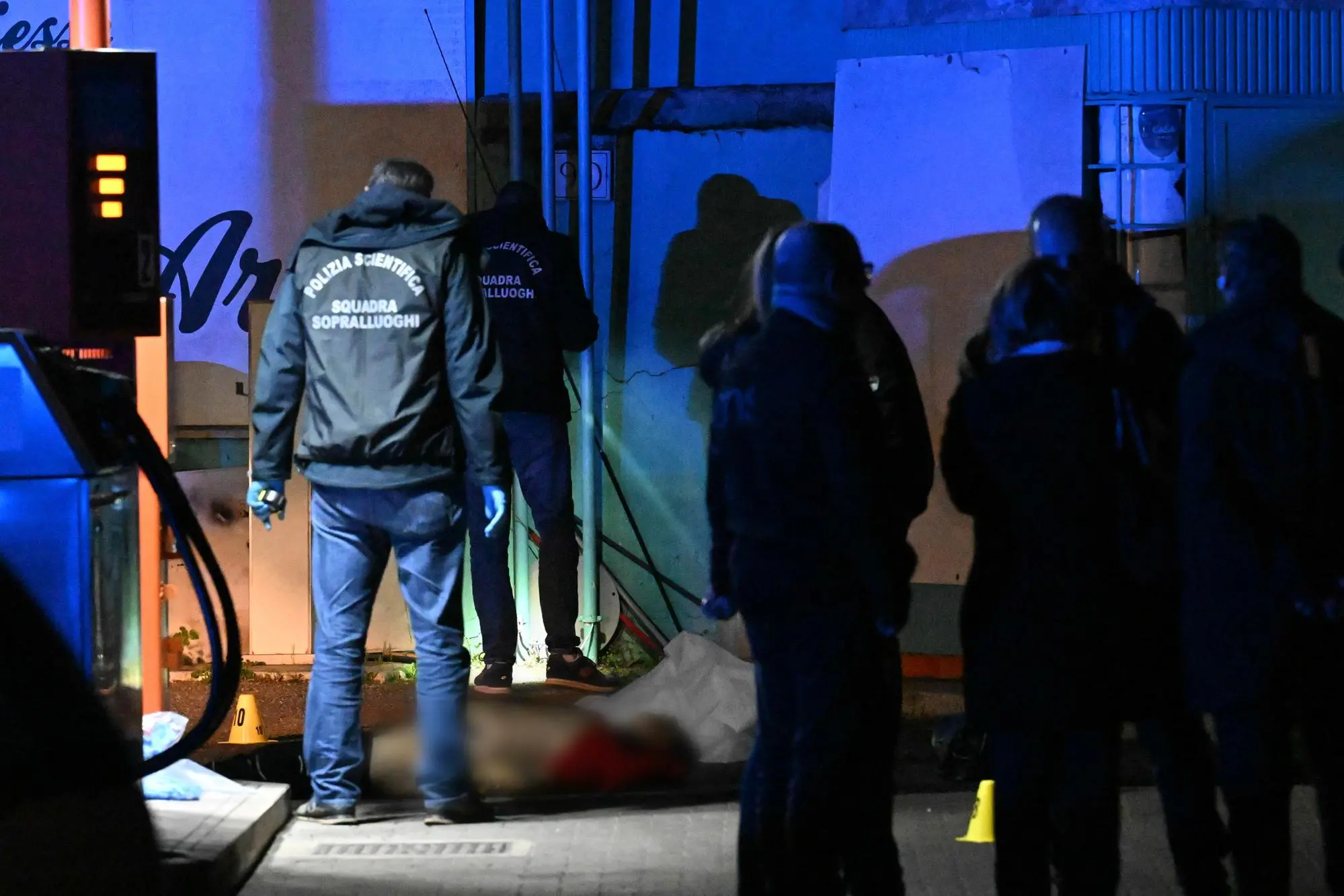 Squadra mobile indaga sull'omicidio di un uomo di 51 anni, italiano, ucciso nel quartiere Torpignattara. L'uomo era dal benzinaio quando è stato raggiunta da alcuni colpi di arma da fuoco, Roma 13 marzo 2023. ANSA/CLAUDIO PERI