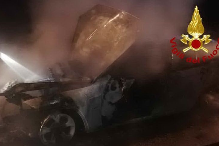 L'auto distrutta dalle fiamme (foto Vigili del fuoco)