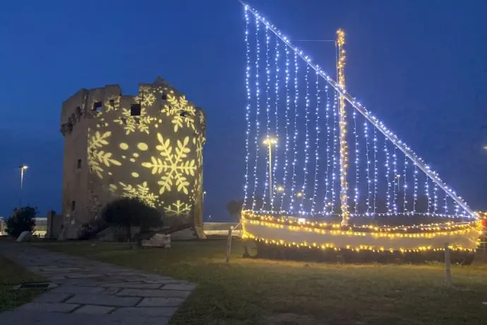Torre Aragonese illuminata a Porto Torres (foto Pala)
