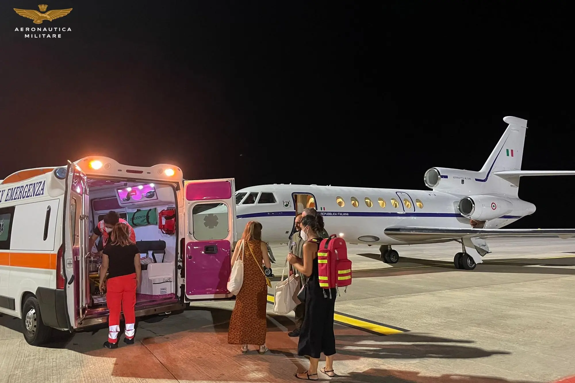 Trasporto sanitario urgente (foto @AeronauticaMilitare)
