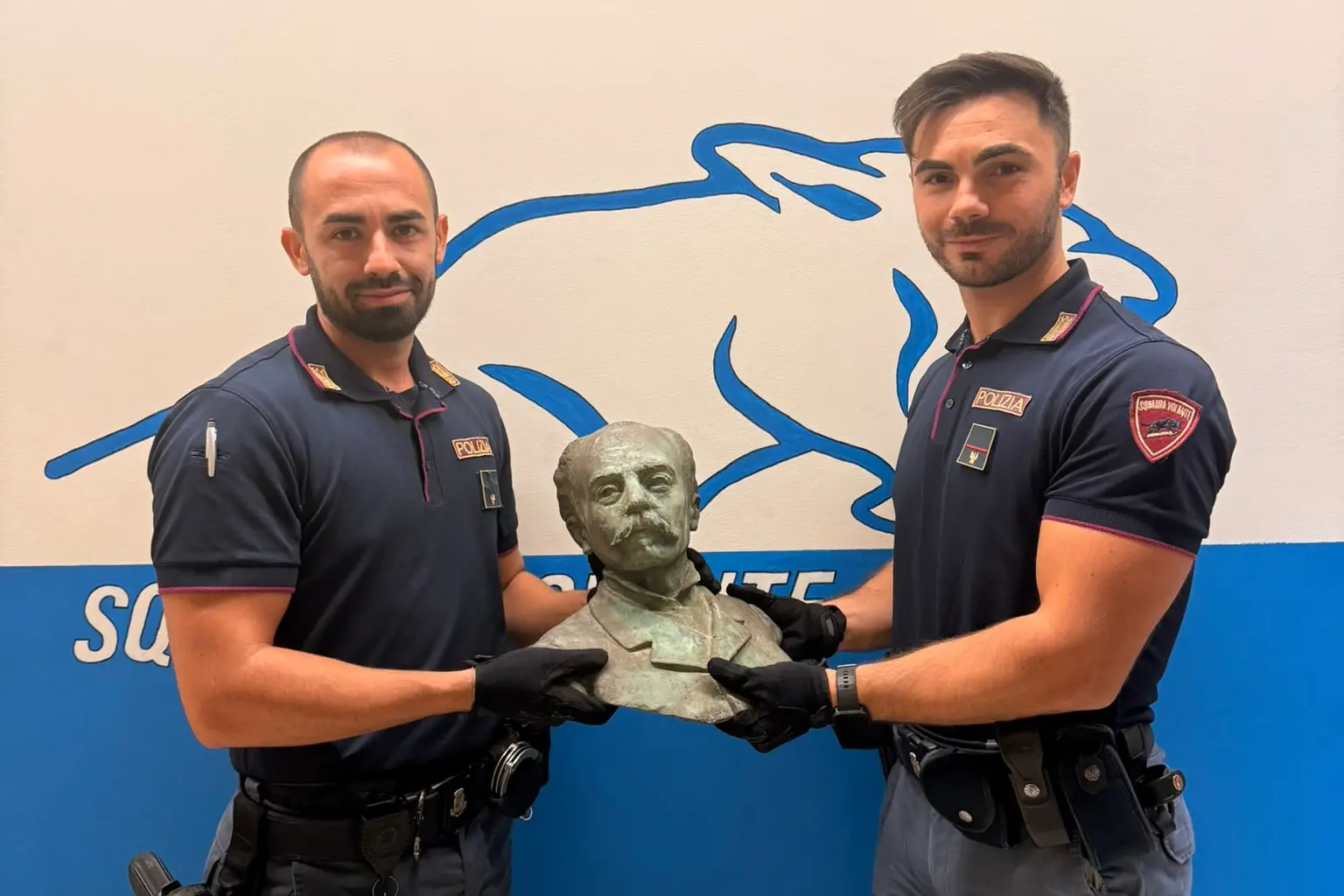 Gli agenti delle Volanti con il busto di Enrico Costa