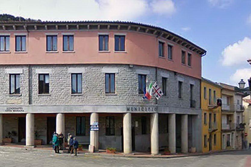 Il municipio di Luogosanto (foto Busia)