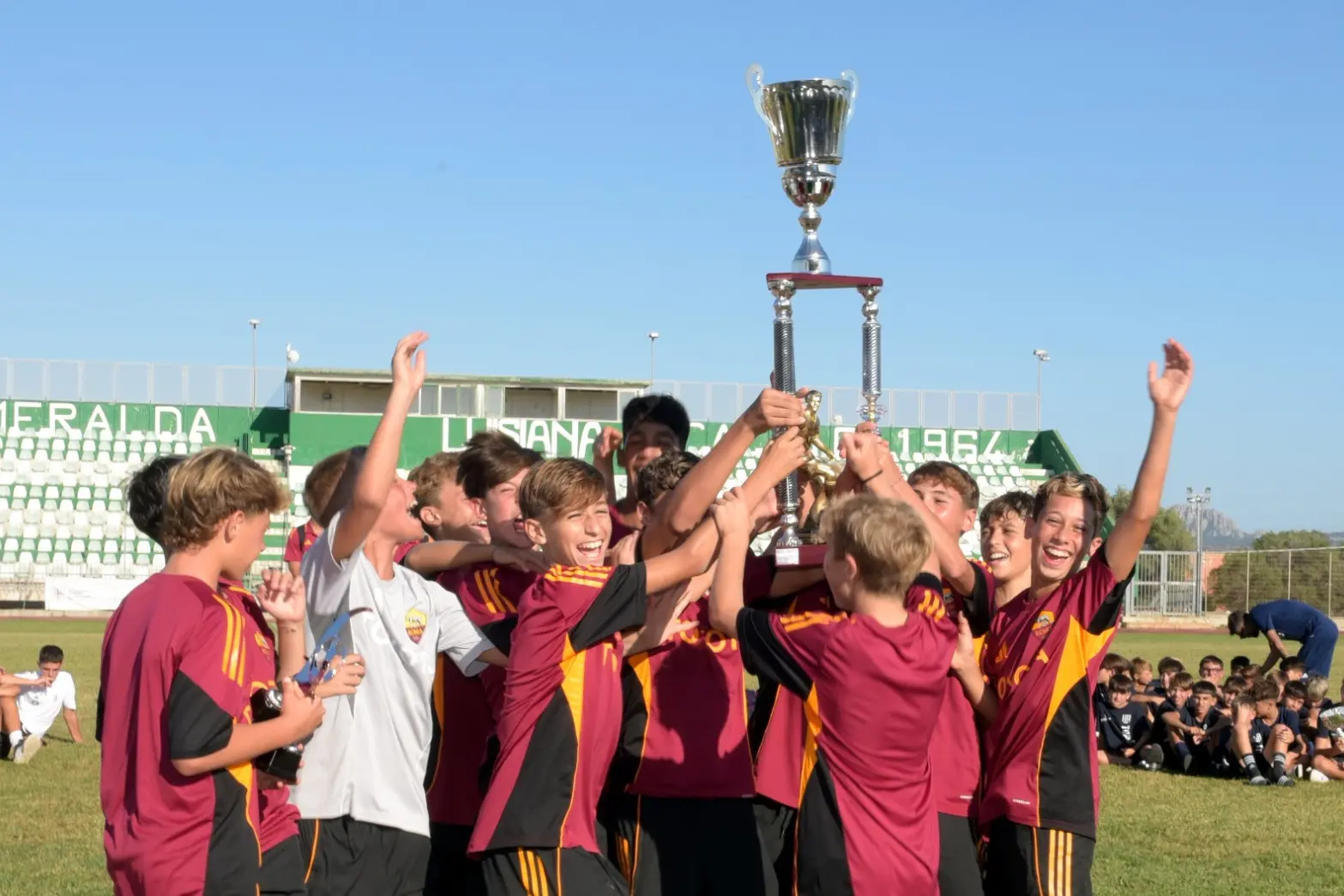 La Roma festeggia la vittoria del Trofeo Città di Arzachena
