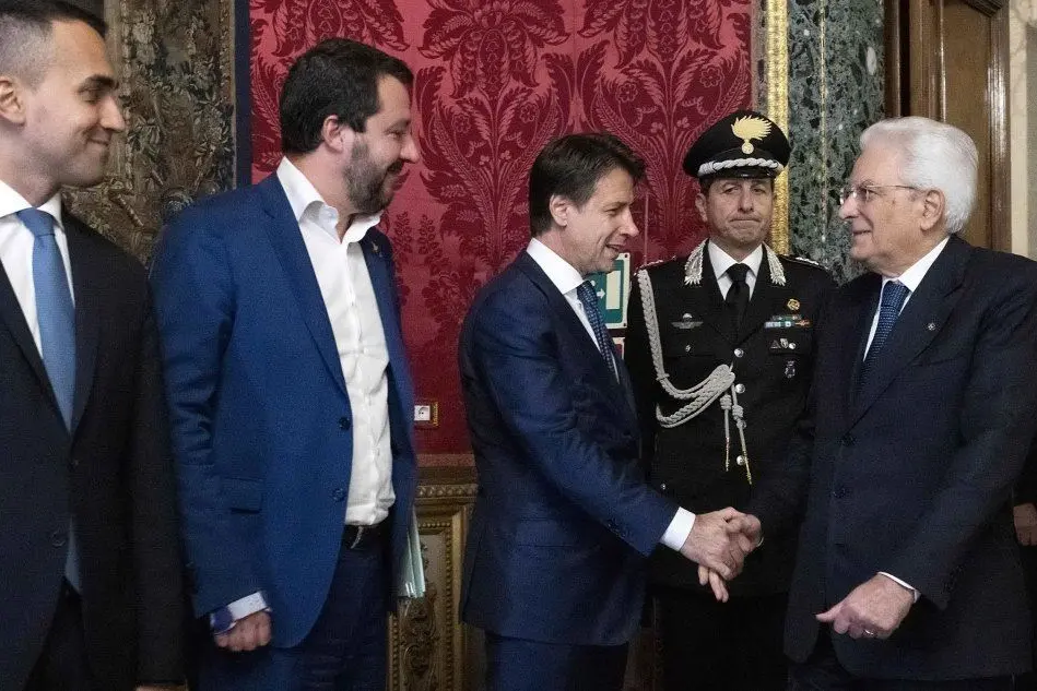 Il presidente Mattarella con i rappresentanti del governo (Ansa)