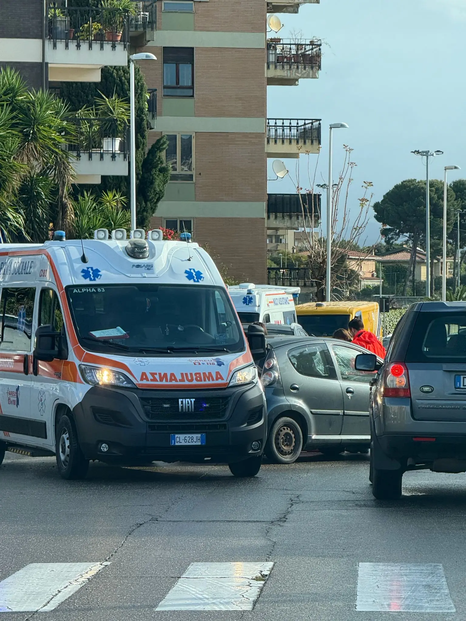 Una delle ambulanze intervenute per l'incidente in via Cadello