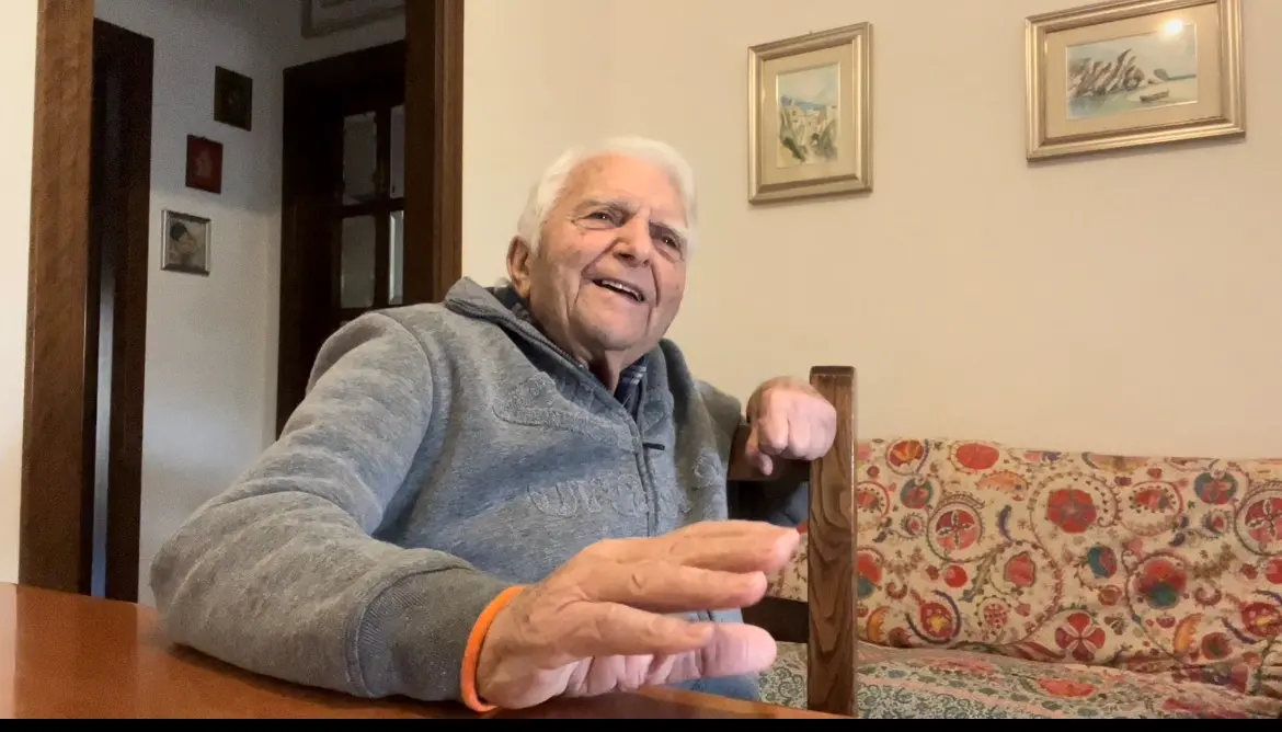 Ezio Collu, 86 anni, ex sindaco di Arborea ed ex presidente della Provincia di Oristano, è stato dipendente amministrativo dell'enopolio di Arborea