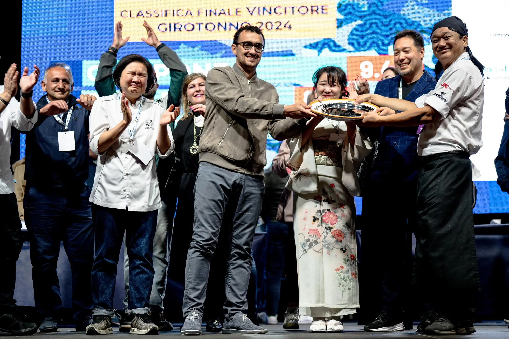 Il sindaco di Carloforte, Stefano Rombi, premia i vincitori del Tuna Competition al Girotonno 2024
