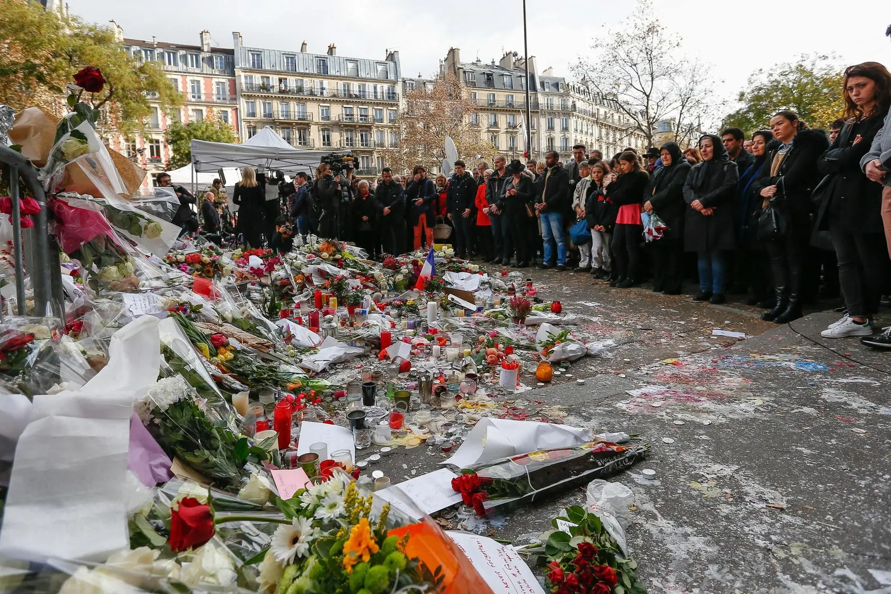 Centinaia di persone osservano un minuto di silenzio per le vittime del Bataclan (foto Ansa/Epa)