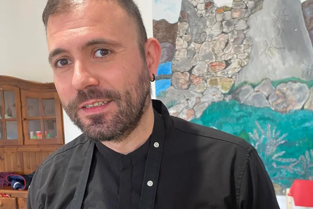 Lo chef Patrizio Perra nella comunità di Ortacesus (foto concessa)