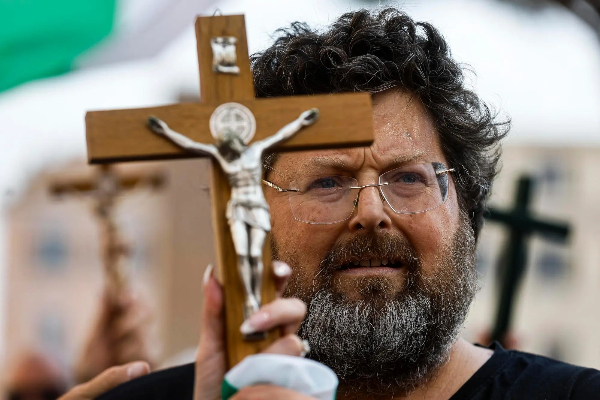 Il leader del Popolo della Famiglia Mario Adinolfi e l'influencer Simone Carabella, durante la manifestazione ''Soldati di Cristo contro il pericolo IslamÂ?Â?, in occasione della solennita' dei Santi Pietro e Paolo, a Torre Argentina, Roma, 29 giugno 2026. ANSA/ANGELO CARCONI