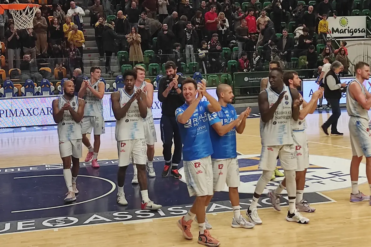 Il giro di campo finale della Dinamo (foto G. Marras)